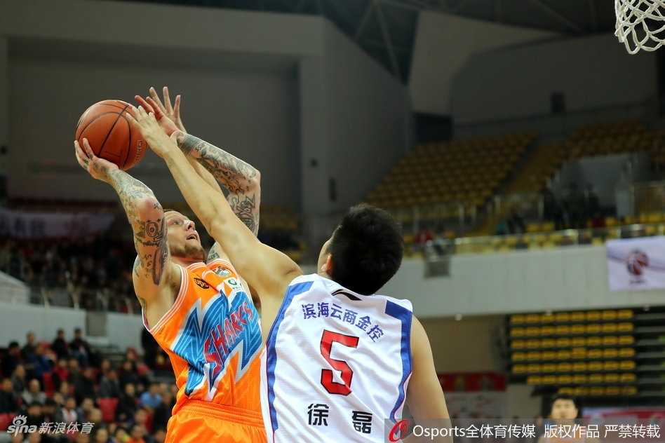 上海队大外援明纳拉斯在比赛中高高跃起，手臂舒展如满弓，将篮球稳稳送入篮筐，眼神中燃烧着反攻的熊熊火焰。