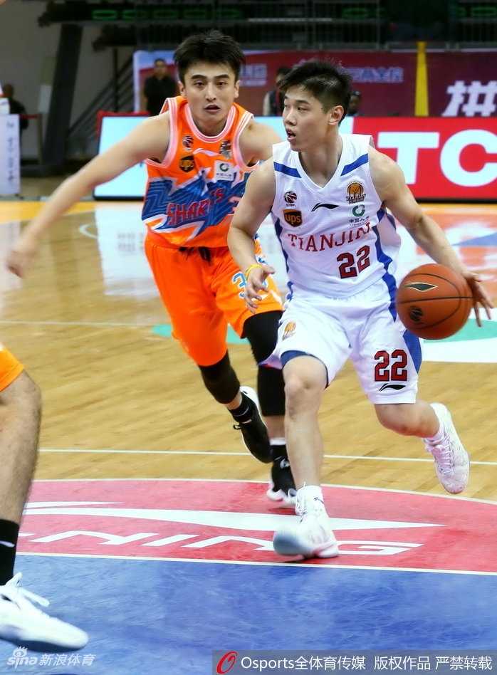 上海队小外援弗雷戴特命中关键三分后，握拳怒吼，与队友撞胸庆祝，激情四溢的场面点燃了全场上海队球员的斗志。