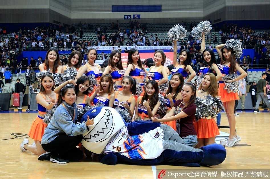 胜利的喜悦感染着每一个人，篮球宝贝们手拉手向四面看台鞠躬致意，她们脸上洋溢着灿烂的笑容，仿佛在说，这场胜利也属于所有支持球队的人，那份真诚足以融化一切疲惫。