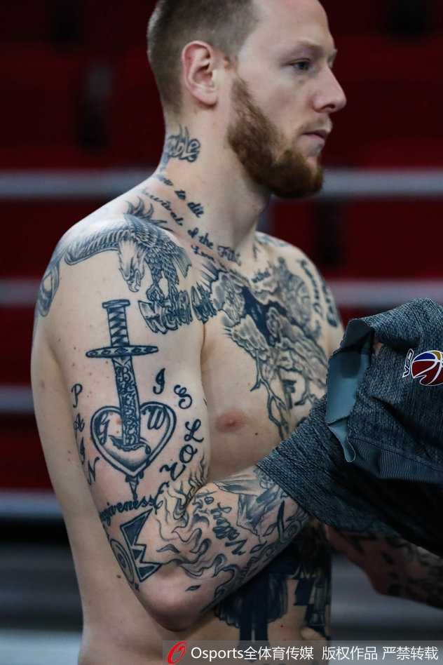 明纳拉斯拉伸时无意露出花臂纹身，肌肉线条分明，仿佛一头蓄势待发的猛兽在战前磨砺利爪。