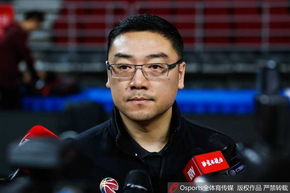 主教练刘鹏双手抱胸伫立在场边，目光如炬地巡视着场上的每一次攻防转换，神情严肃中透着焦虑。