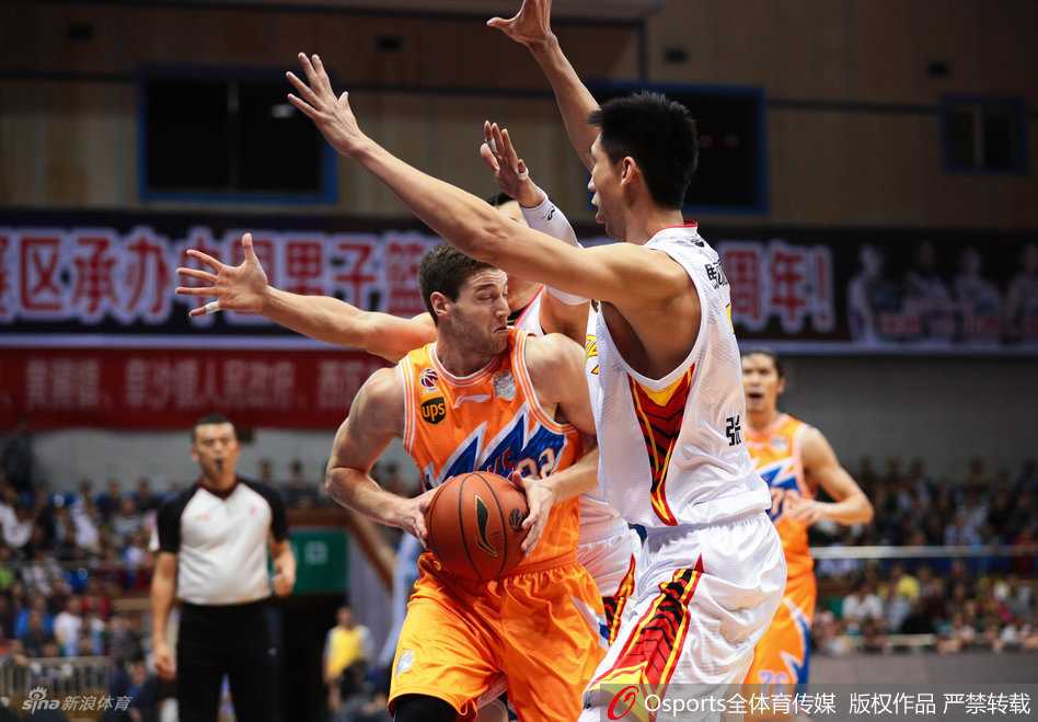 沪鲁对决经典瞬间回顾 弗雷戴特遭围堵张兆旭霸气震筐 上海队核心弗雷戴特遭遇山东队球员睢冉与队友的严密包夹,他在人缝中努力护球,试图寻找传球或投篮的机会。