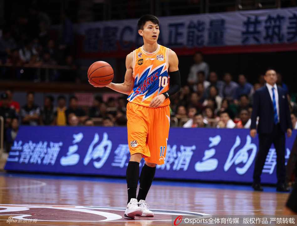 沪鲁对决经典瞬间回顾 弗雷戴特遭围堵张兆旭霸气震筐 上海队外援亚布塞莱抢下篮板后,迈开大步运球快速推进至前场,动作协调且充满力量感。