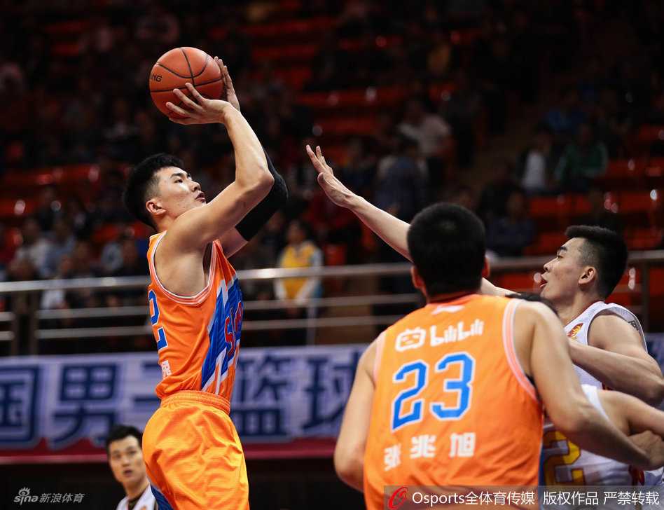 沪鲁对决经典瞬间回顾 弗雷戴特遭围堵张兆旭霸气震筐 山东队后卫睢冉压低重心,稳健地控球组织进攻,眼神示意队友跑位,展现了他作为防守悍将之外的沉稳一面。