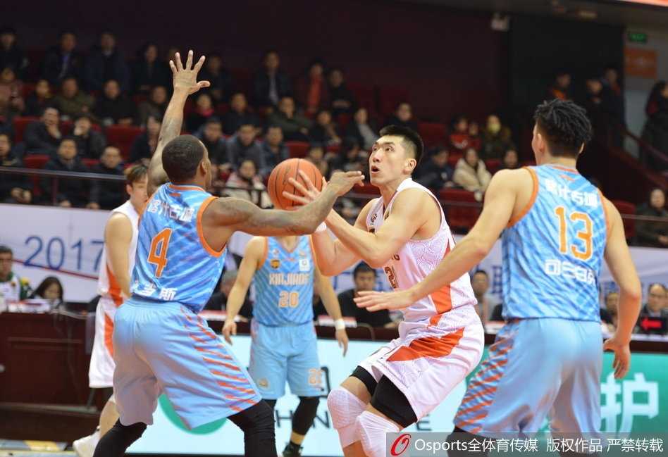 泉城上演复仇记:山东高速全民皆兵,力擒新疆广汇 劳森如利刃般撕破新疆防线,急停跳投瞬间引爆泉城主场热情。