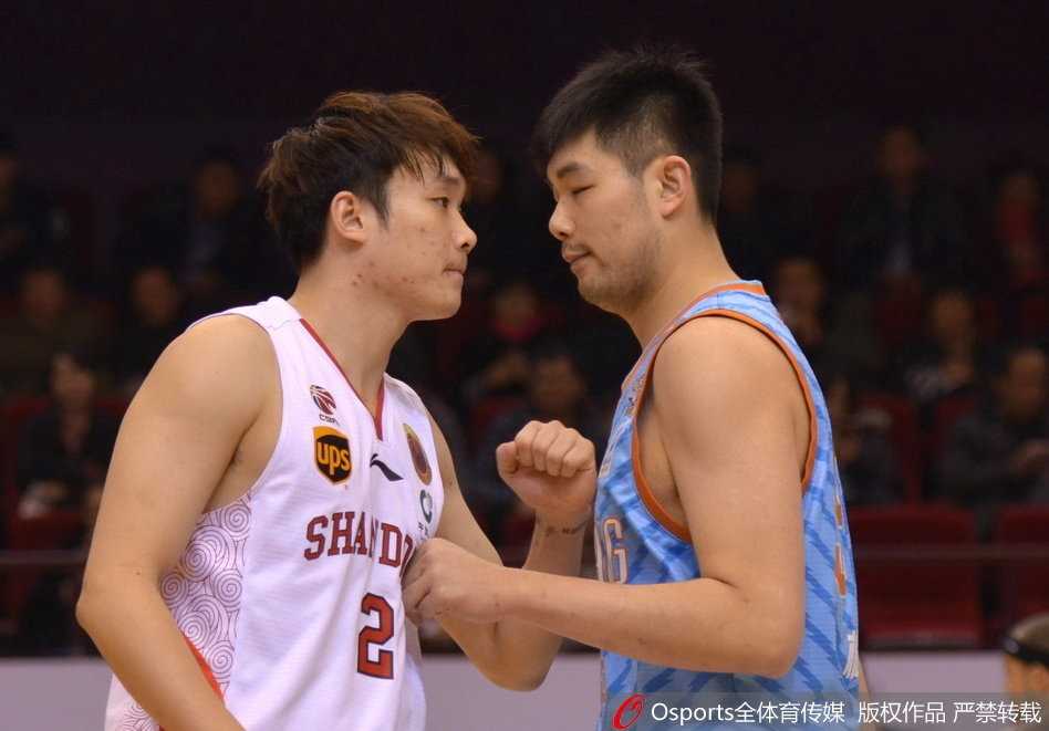 泉城上演复仇记:山东高速全民皆兵,力擒新疆广汇 莫泰尤纳斯轻松拿下新疆队利马,梦幻脚步勾手命中,展现了欧洲内线的细腻技术。