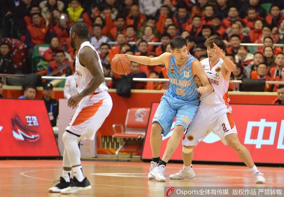 泉城上演复仇记:山东高速全民皆兵,力擒新疆广汇 陶汉林化身内线巨无霸,在新疆队员头顶强硬摘下前场篮板,霸气尽显。