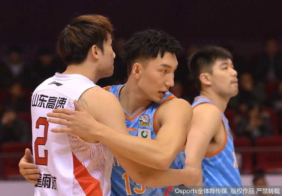 泉城上演复仇记:山东高速全民皆兵,力擒新疆广汇 劳森与莫泰尤纳斯击掌相庆,双外援的默契配合是山东高速撕裂新疆防线的关键。