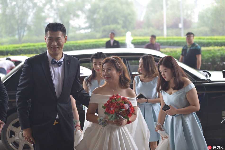 四位身材挺拔的伴郎围在吴轲身边，脸上带着笑容，他们不仅是球场上的得力战友，更是人生重要时刻的守护者，兄弟情谊尽显无遗。