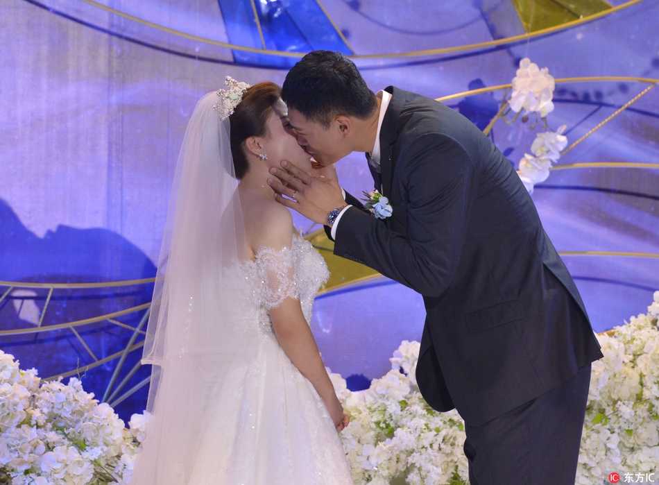 吴轲与妻子共同执刀切开多层婚礼蛋糕，两人相视一笑，甜蜜的氛围感染着在场的每一位宾客，象征着他们携手开启人生的甜蜜新篇章。