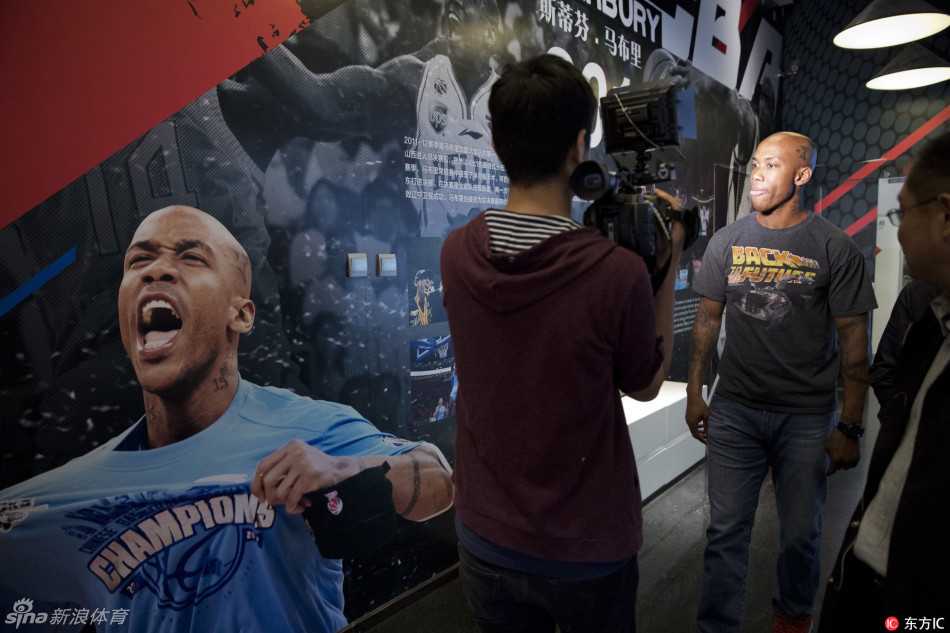 泪别京城心难舍 马布里博物馆深情话未来 透过玻璃橱窗,映出马布里沉思的身影,橱窗里展示着他获得的荣誉勋章,这一刻,个人与城市的故事,在博物馆里静静交融。