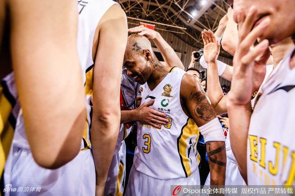 泪别京城英雄!马布里退役仪式动情落泪,传奇落幕爱永存 深情亲吻地板,马布里在退役战前俯身留下深情一吻,向这片挥洒了无数汗水的战场做最后的告别。