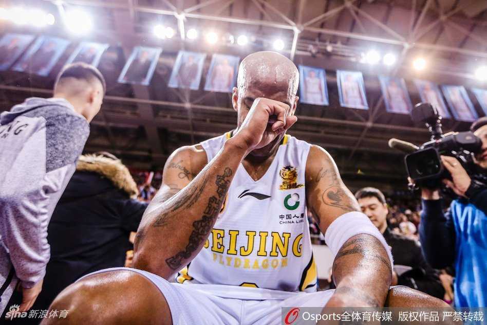 泪别京城英雄!马布里退役仪式动情落泪,传奇落幕爱永存 硬汉柔情泪满襟,马布里在退役仪式上难掩激动情绪,热泪顺着脸颊滑落,这一刻他不再是球场上的钢铁战士,而是一个充满感激的游子。