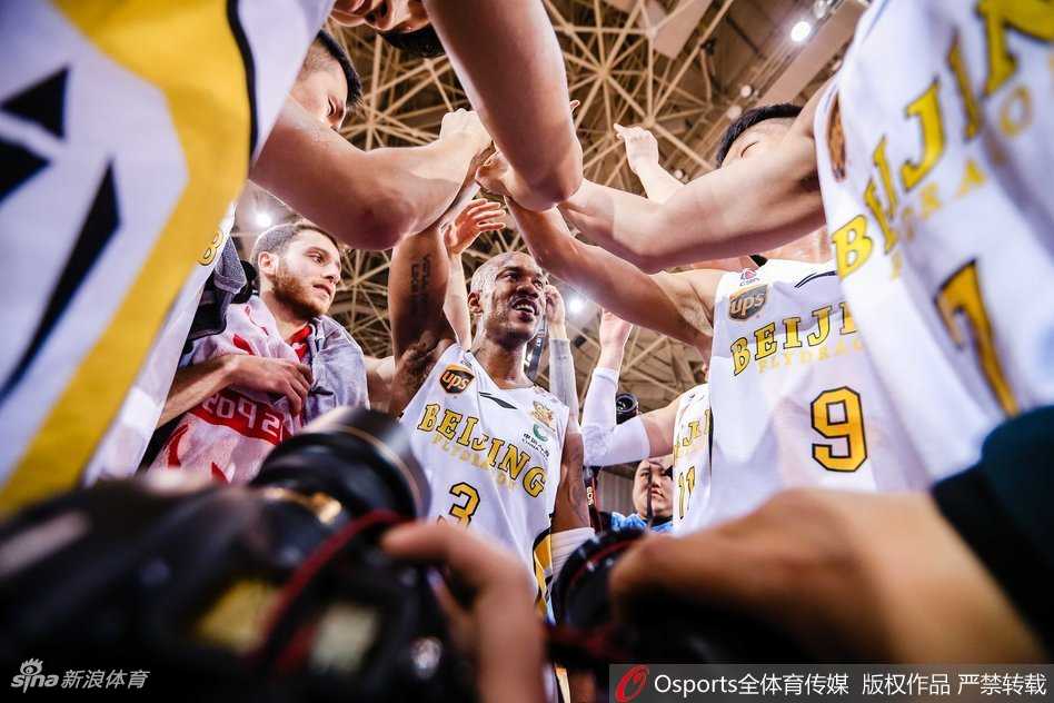 泪别京城英雄!马布里退役仪式动情落泪,传奇落幕爱永存 向球迷深深鞠躬,马布里在仪式最后,面向看台深深鞠躬,感谢这座伟大的城市和可爱的球迷多年来的不离不弃与狂热支持。