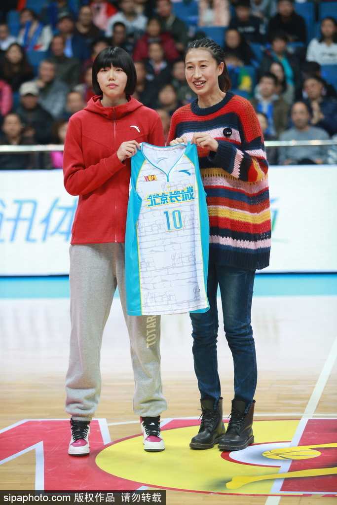 泪别赛场功成身退 孙晓雨退役仪式温情上演 退役仪式上,孙晓雨与昔日的战友张帆紧紧相拥,两人眼含热泪,这件印有她号码的签名球衣,承载着全队对老队长最深厚的情谊与祝福。