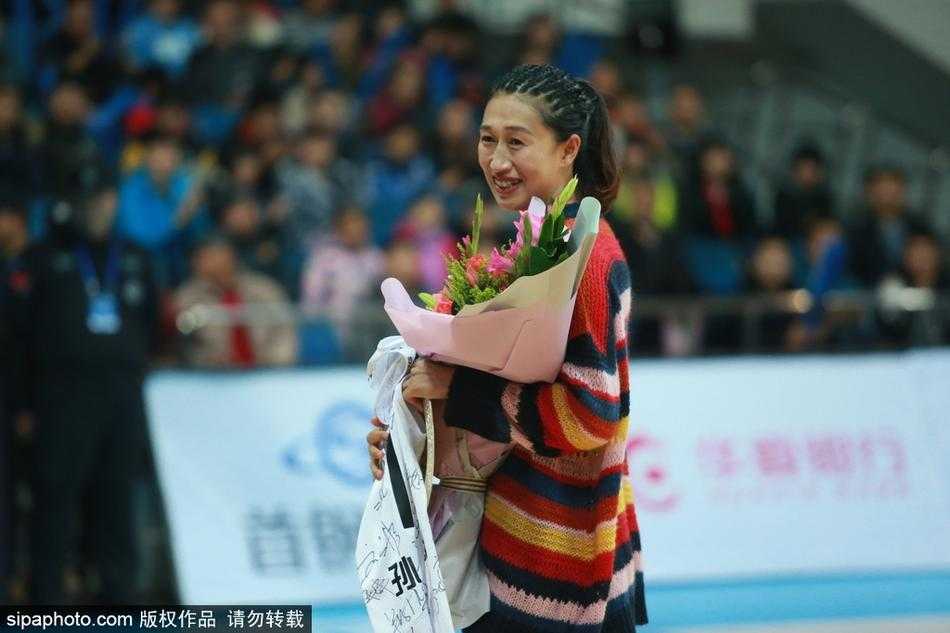 泪别赛场功成身退 孙晓雨退役仪式温情上演 孙晓雨手持鲜花,在退役仪式上向全场球迷挥手致意,背景是巨大的告别海报,这位33岁的老将用最温柔的方式,向挚爱的赛场说了一声再见。