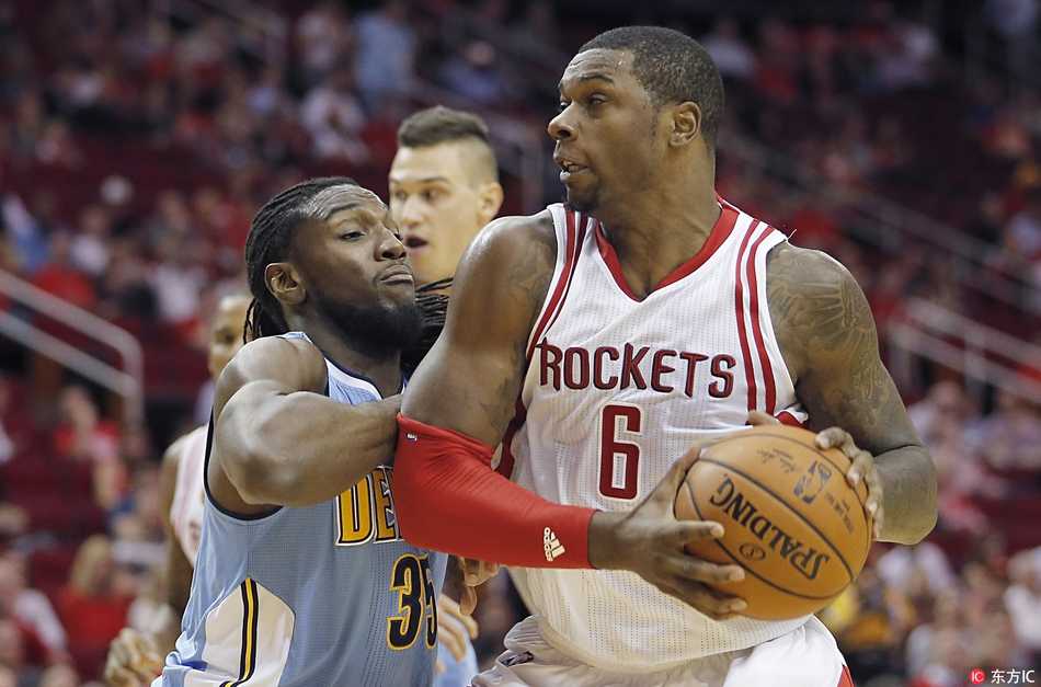 泰伦斯·琼斯身披青岛队训练服，面对镜头露出腼腆而充满期待的笑容，仿佛在憧憬着新赛季在CBA大杀四方的场景。