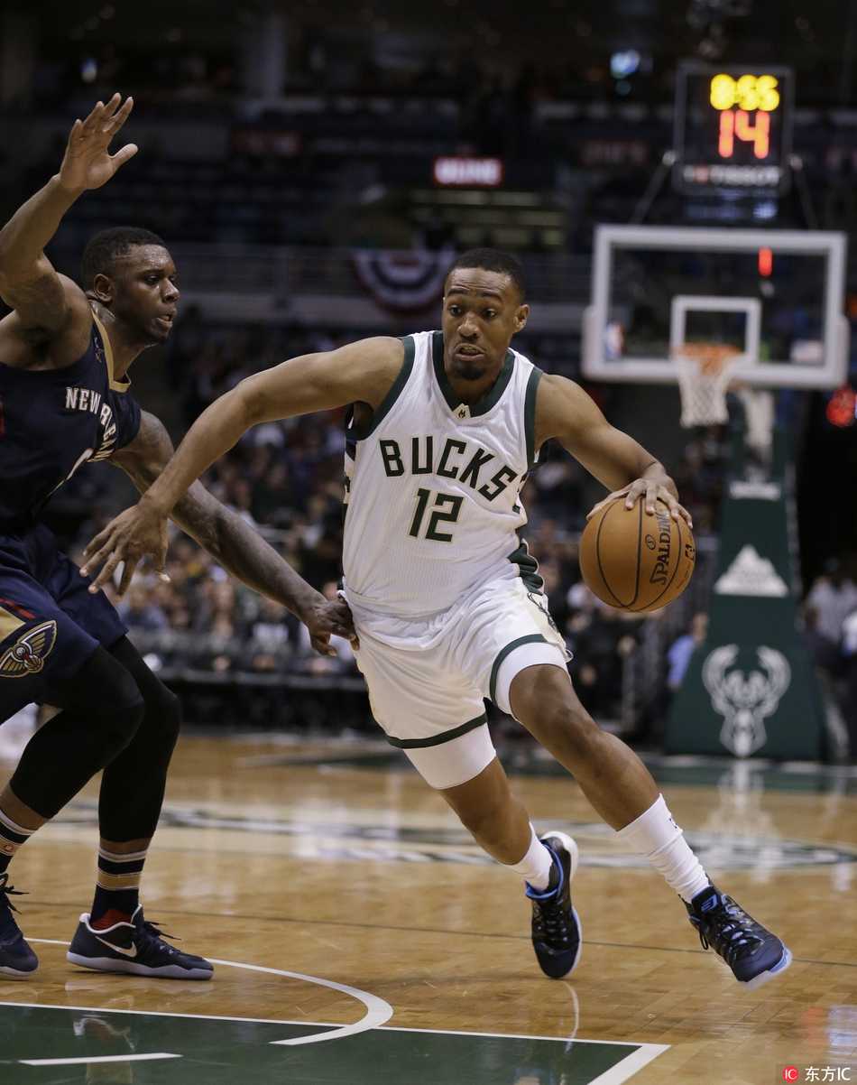 训练场上，琼斯正在进行运球练习，汗水浸湿了球衣，他专注地拍打着篮球，准备用汗水在全新的职业生涯篇章中写下辉煌。