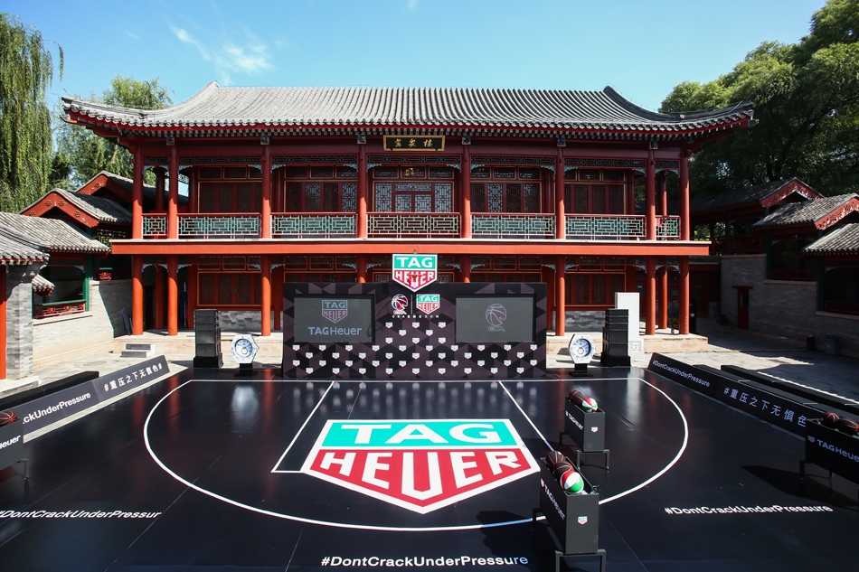 泰格豪雅重压之下无惧色,携手姚明共启 CBA 精准计时新纪元 在万众瞩目与闪光灯的聚焦下,姚明与泰格豪雅首席执行官比弗先生的手紧紧握在一起,这一握,握住的不仅是合作协议,更是中国篮球与世界顶级制表工艺的盟约,现场气氛庄重而热烈。