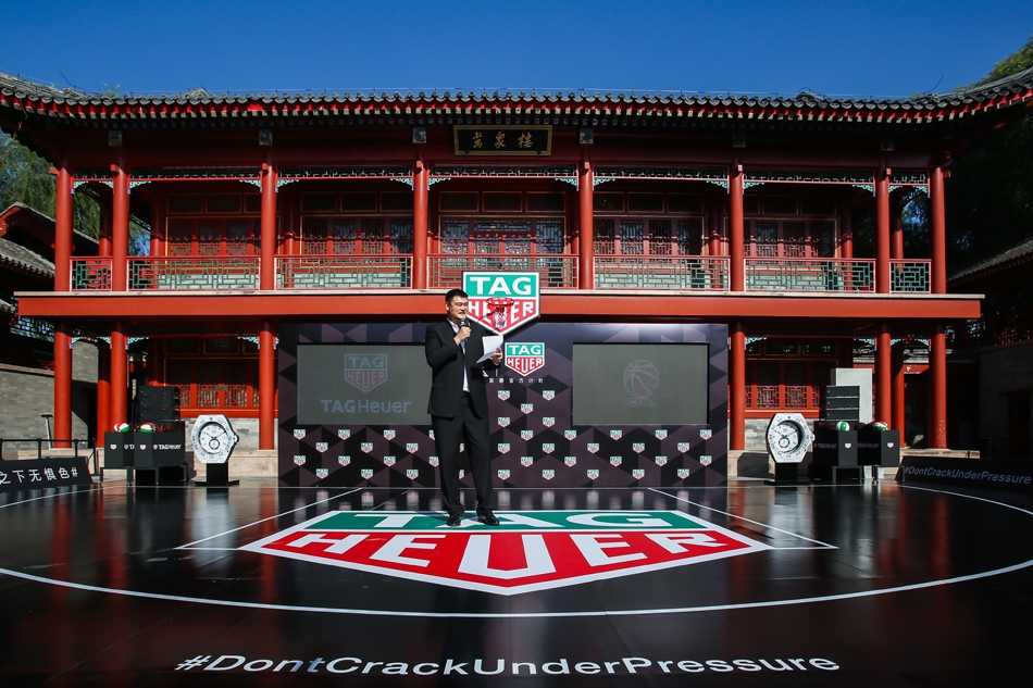 泰格豪雅重压之下无惧色,携手姚明共启 CBA 精准计时新纪元 三位通过选秀进入CBA的年轻新秀刘鸿博、惠龙儿和周仪翔并肩而立,他们脸上洋溢着自信的微笑,眼神中透露出对即将开始的职业生涯的憧憬,这是中国篮球新生代力量的第一次集体亮相。