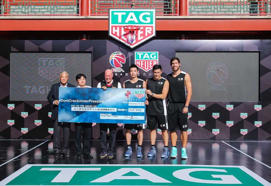 泰格豪雅重压之下无惧色,携手姚明共启 CBA 精准计时新纪元 朗润园古色古香的红色立柱下,比弗先生与姚明并肩站立,身后是碧绿的草坪与古朴的建筑。两人神态轻松,相谈甚欢,仿佛不是在谈论严肃的商业合作,而是在分享彼此对体育精神与时间哲学的独到见解。