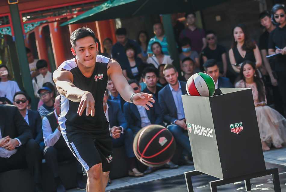 泰格豪雅重压之下无惧色,携手姚明共启 CBA 精准计时新纪元 发布会结束后,众人来到户外合影。姚明、比弗先生以及所有嘉宾一同站在镜头前,背景是朗润园的飞檐翘角。灿烂的阳光下,每个人的脸上都绽放着笑容,这张大合影定格了泰格豪雅与CBA携手同行的美好开端,也预示着一个更加精彩的CBA赛季即将到来。