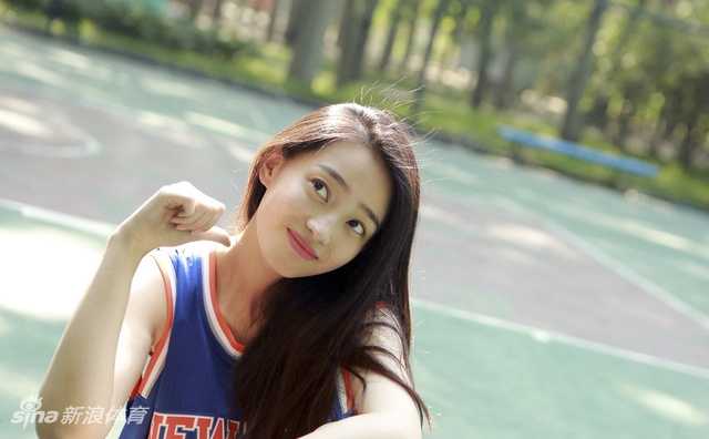 泳池边的傲娇比心:邻家女孩王艺诺的复古休闲时光 阳光洒在王艺诺的脸上,她穿着复古风格的休闲装扮,在泳池边做出俏皮的比心手势,眼神灵动,嘴角上扬的弧度透着一股刁蛮又可爱的少女气息。