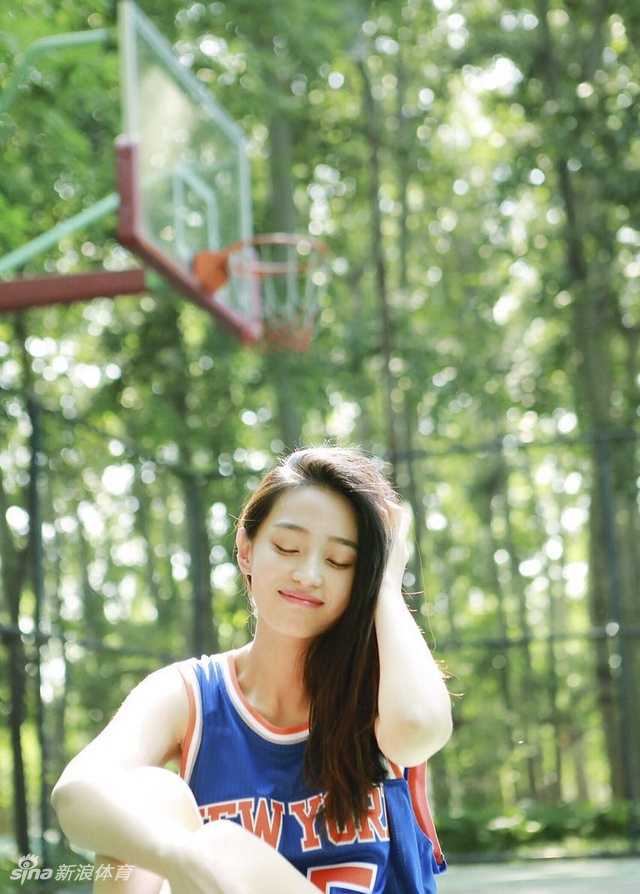 泳池边的傲娇比心:邻家女孩王艺诺的复古休闲时光 王艺诺面对镜头做出傲娇的表情,眼神中略带刁蛮,但整体气质依然优雅。身后的泳池波光粼粼,复古风格的装扮让她看起来像是画报中走出的摩登女郎。