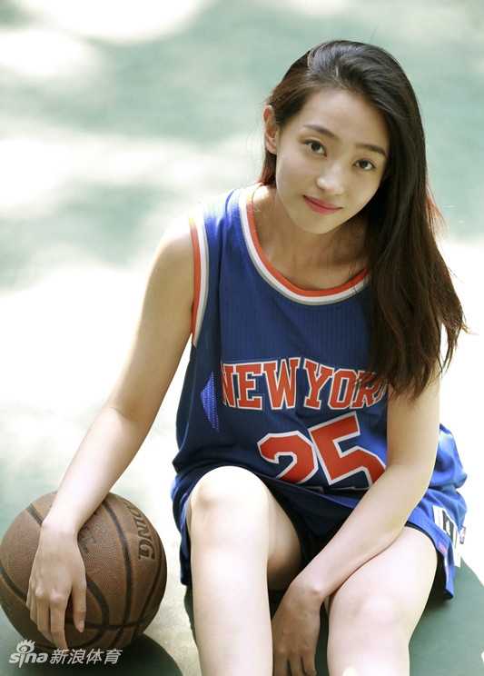 泳池边的傲娇比心:邻家女孩王艺诺的复古休闲时光 嫣然一笑的王艺诺在泳池边留下这组复古写真的最后一幕,她的笑容甜美治愈,休闲装扮显得舒适自然,整个画面洋溢着青春与放松的气息。