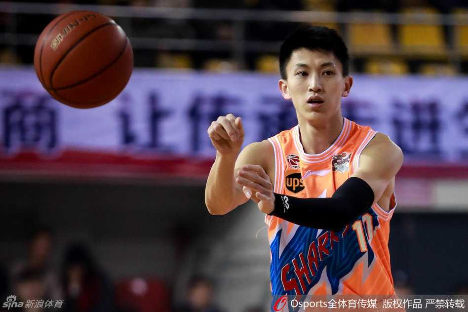 皮球在空中飞行的瞬间，刘晓宇用一记背后no look pass巧妙助攻队友