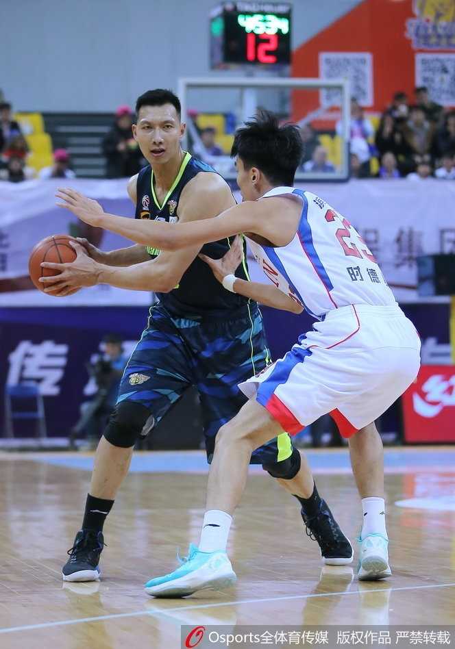 广东队长周鹏在快攻中接队友妙传，用一记势大力沉的双手暴扣宣泄着比赛激情，身后的天津防守球员只能望球兴叹。