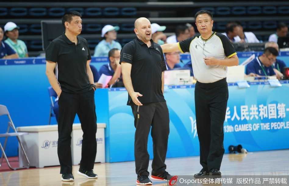 津门决 京城铁军狭路相逢 方硕率北京破铁军 年轻力量!北京队小将王旭突破抛投,动作行云流水,敢打敢拼尽显朝气。