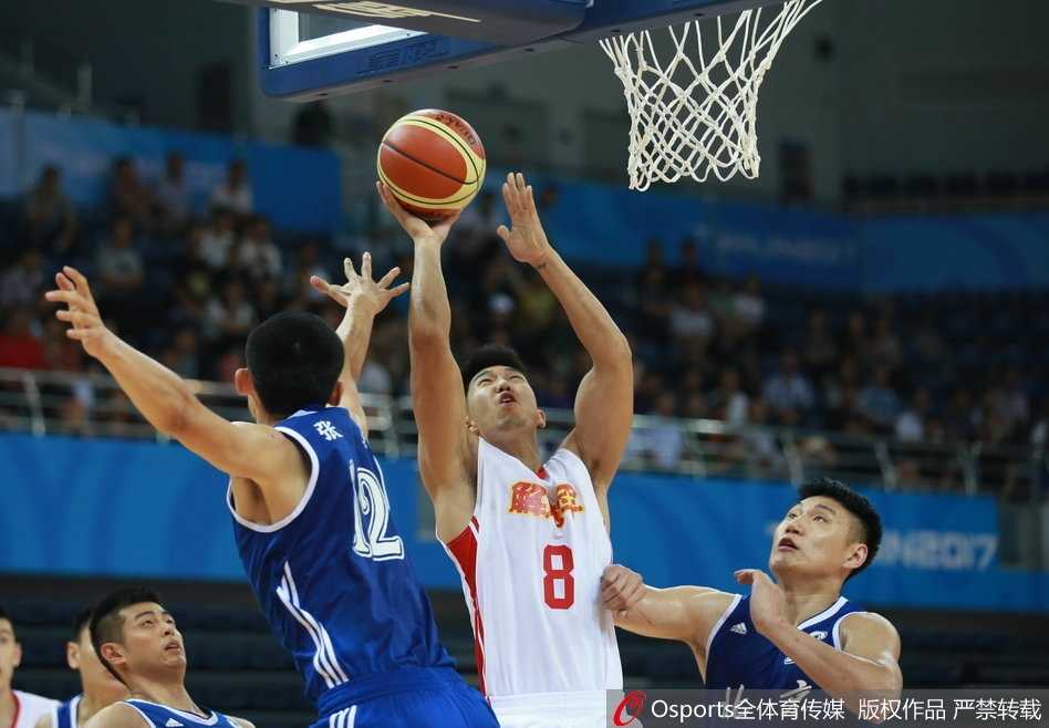 津门决 京城铁军狭路相逢 方硕率北京破铁军 常林强力突破,如坦克般碾入禁区,扛开防守球员强行上篮,势不可挡。