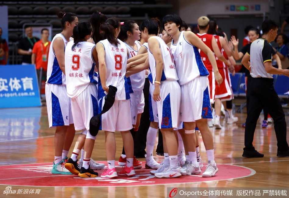 津门巾帼逐鹿首战,卫冕冠军霸气横扫劲敌展宏图 天津队吴迪运球突破上海队防线,灵动的身姿如同球场精灵,独得30分却难阻球队失利。