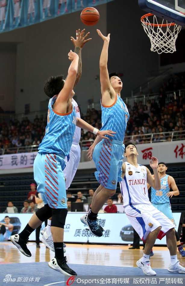 霍尔曼在失去平衡的瞬间，依然凭借超凡的身体控制能力将球放进篮筐，同时造成防守犯规，他振臂高呼，仿佛一头被激怒的雄狮，宣泄着内线的统治力。