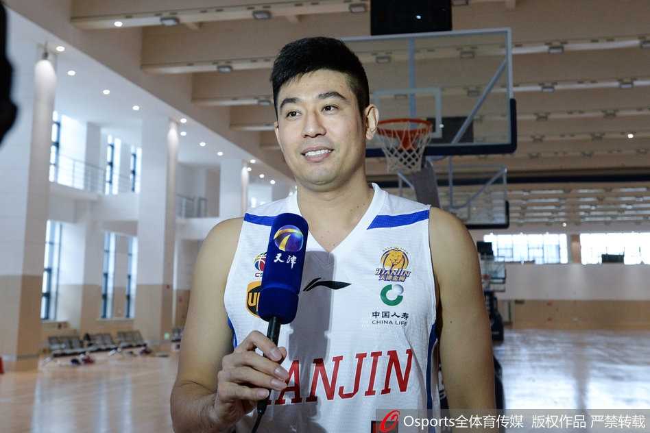 天津男篮众将士在媒体见面会上紧紧靠拢，肩并着肩，镜头定格下的全家福里，每一张笑脸都写满了对新赛季的坚定信念与兄弟般的深厚情谊。