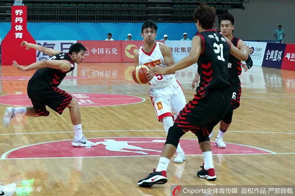 津门篮坛风云录:全运男篮排位赛宿命对决 天津体育馆内灯火通明,身着红色战袍的东道主球员与军旅劲旅激烈拼抢,篮球在双方球员的指尖仿佛要被撕裂。