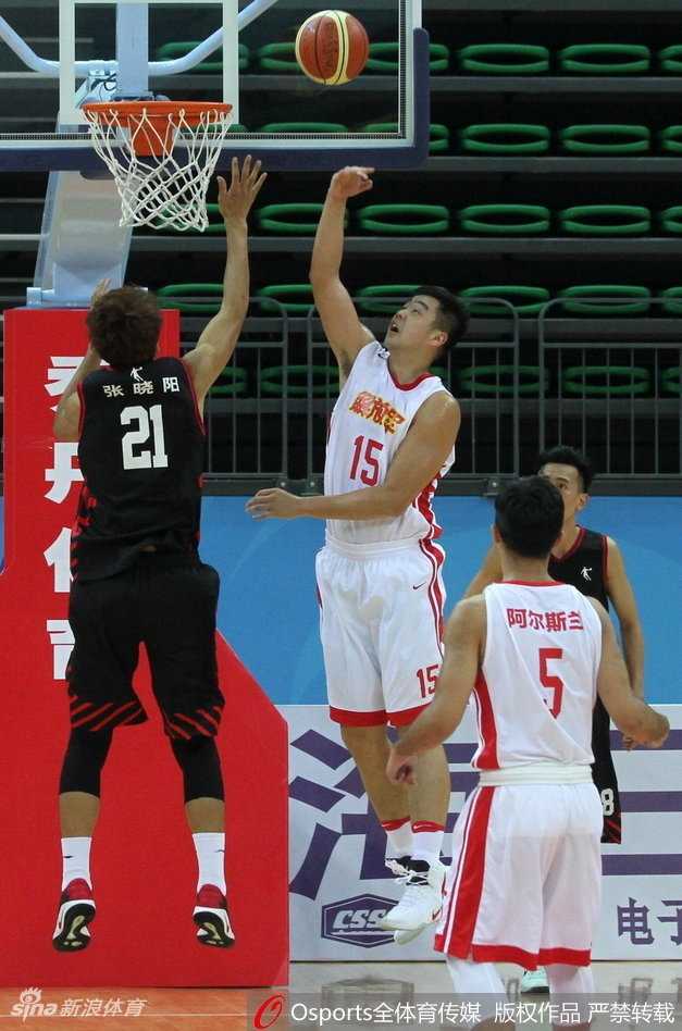 津门篮坛风云录:全运男篮排位赛宿命对决 看台上的姚明表情专注而严肃,他庞大的身躯在人群中格外显眼,眼神紧紧跟随着场上飞驰的篮球,仿佛在审视着中国篮球的未来。