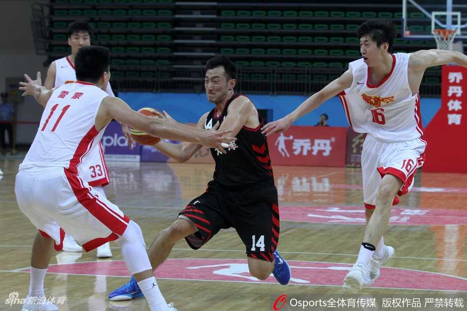 津门篮坛风云录:全运男篮排位赛宿命对决 北京队方硕高高跃起跳投,篮球在空中划过一道完美的弧线,他身后的江苏队防守球员只能望球兴叹,眼神中满是不甘。