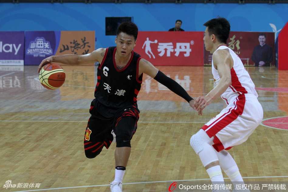 津门篮坛风云录:全运男篮排位赛宿命对决 天津队后卫赵睿运球强行突破,他肌肉紧绷,眼神坚毅,对面两名解放军球员形成夹击之势,空气中弥漫着对抗的火药味。