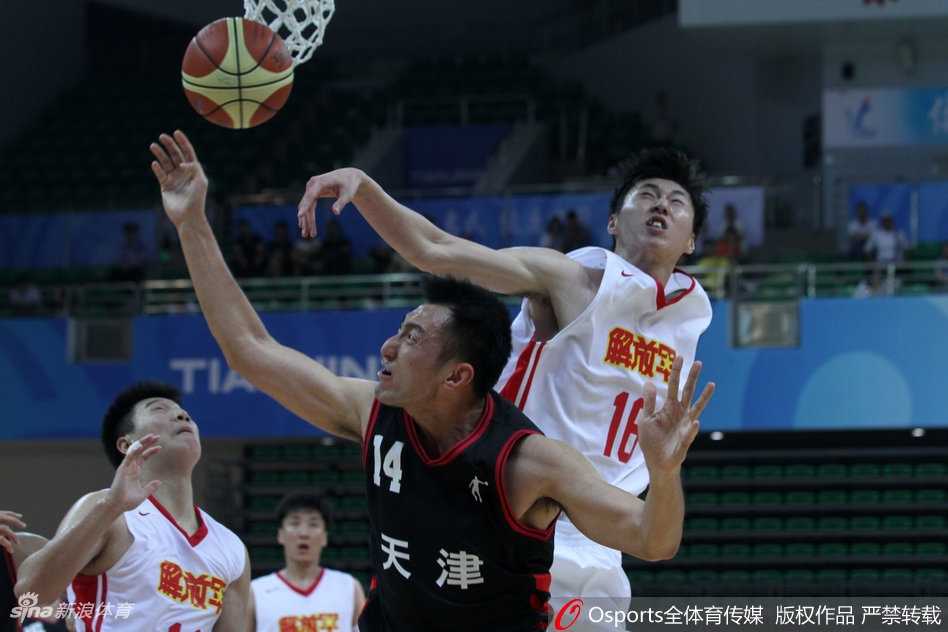 津门篮坛风云录:全运男篮排位赛宿命对决 终场哨响,解放军球员们紧紧拥抱在一起,汗水与泪水交织,庆祝这场来之不易的险胜,场边的计分牌定格在73比72。