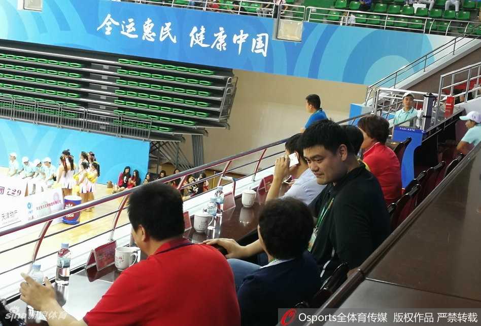 津门篮坛风云录:全运男篮排位赛宿命对决 赛后,姚明起身准备离场,他回头望了一眼仍在场上鞠躬致谢的球员们,目光深邃,仿佛在思考中国篮球未来的漫漫长路。