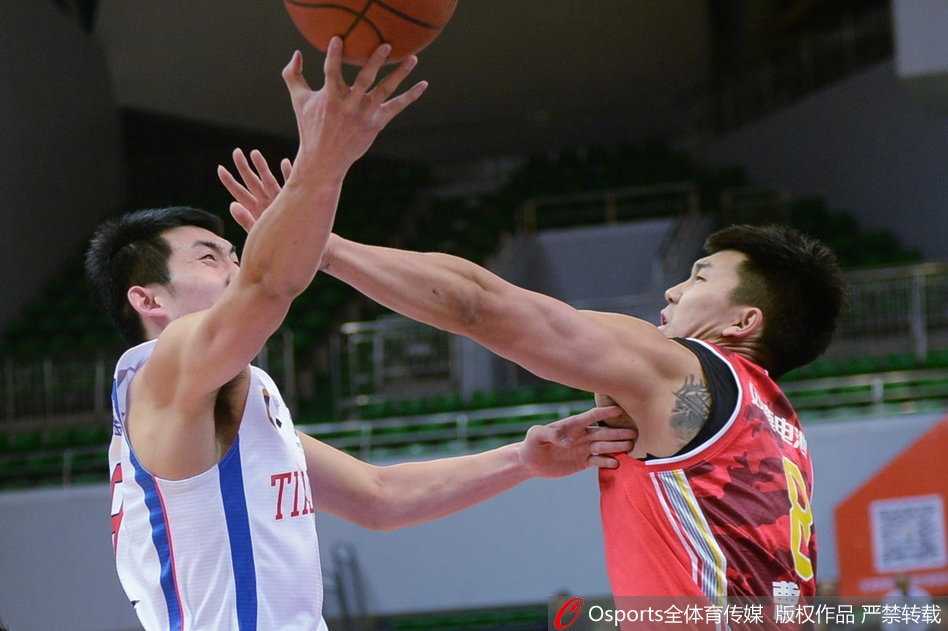 津门虎主场复仇军旅 终结连败送八一十三连败 天津队射手张智涵底角三分出手,皮球在空中划出一道彩虹般的优美弧线,空心入网。