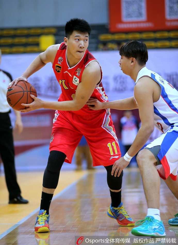 津门虎主场复仇军旅 终结连败送八一十三连败 天津队外援杰特在八一队球员的严密防守下,如同一道闪电划破防线,强行突破上篮。