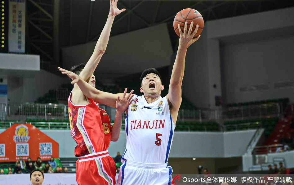 津门虎主场复仇军旅 终结连败送八一十三连败 八一队年轻中锋付豪在天津队内线徐磊的紧贴防守下,利用灵活的脚步勾手投篮。