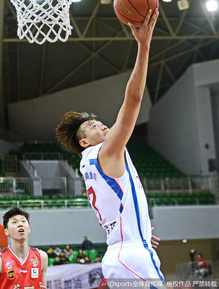 津门虎主场复仇军旅 终结连败送八一十三连败 天津队与八一队的球员们在篮下乱作一团,数双手臂同时伸向空中的皮球,拼抢激烈至极。