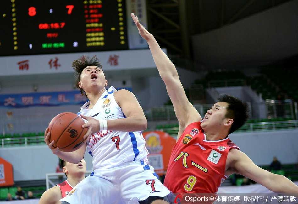 津门虎主场复仇军旅 终结连败送八一十三连败 八一队核心刘航初持球背身单打,他用力倚住防守球员,眼神坚定地观察着队友的跑位。