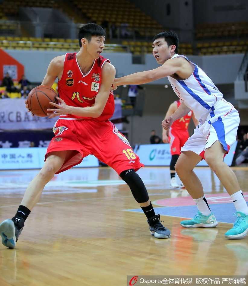 津门虎主场复仇军旅 终结连败送八一十三连败 天津队年轻后卫田野在完成一次关键抢断后,兴奋地振臂高呼,脸上洋溢着胜利的喜悦。