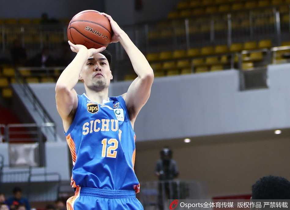 津门虎主场逆转擒蜀军,霍尔曼张智涵联手终结四连败 天津队外援霍尔曼在四川队内线高高跃起,犹如泰山压顶般将球砸进篮筐,篮下的哈达迪也只能望球兴叹。