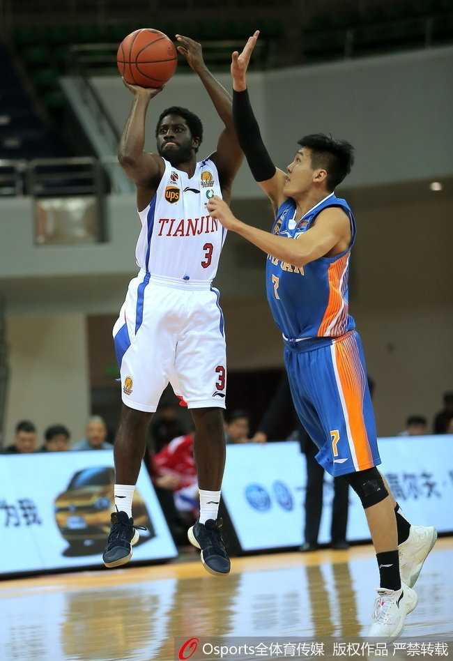 津门虎主场逆转擒蜀军,霍尔曼张智涵联手终结四连败 天津神射手张智涵外线接球,面对扑防的四川队员毫无惧色,手腕轻抖,篮球划出一道彩虹直钻网窝。